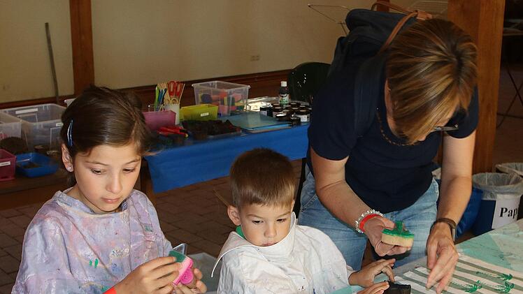 Mit Handdruck-Stempeln konnten Kinder und Erwachsene unter Anleitung von Beatrice Rose-Ebel T-Shirts und anderes bedrucken. Foto: Dieter Britz