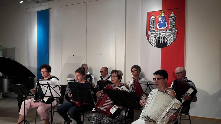 Das Akkordeonorchester unter Leitung von Michael Lukaszcyk zeigte, ein Stück Erwachsenenbildung der städtischen Musikschule. Foto: Hartmut Hessel