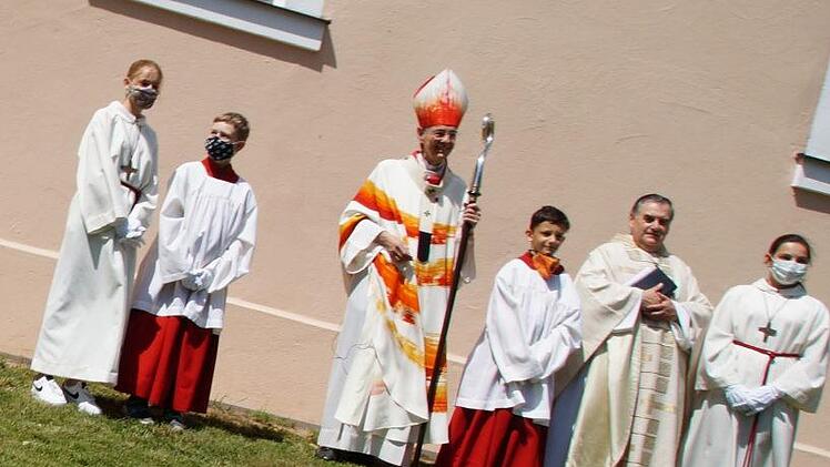 Erzbischof Ludwig Schick mit Pfarrer Bernhard Friedmann und den Ministranten