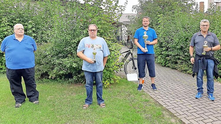Hier die Vereinsmeister des TV Schwürbitz 1863 im Tischtennis (von links): Winfried Heine, Lothar Oppelt, Michael Sünkel und Harald Dillinger Fotos: Horst Habermann