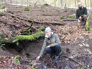 Janina Goldbach und Tobias Gerlach erforschen die Quellen in der Rhön. Eine Langzeitstudie zum Oberflächenwasser gibt es bisher nicht.