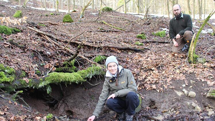 Janina Goldbach und Tobias Gerlach erforschen die Quellen in der Rhön. Eine Langzeitstudie zum Oberflächenwasser gibt es bisher nicht.