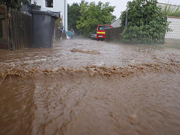 Fürth: Sturzbach überflutet Grundstücke