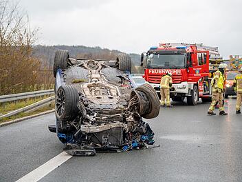 Greding: Unfall auf A9 - Auto landet auf Dach