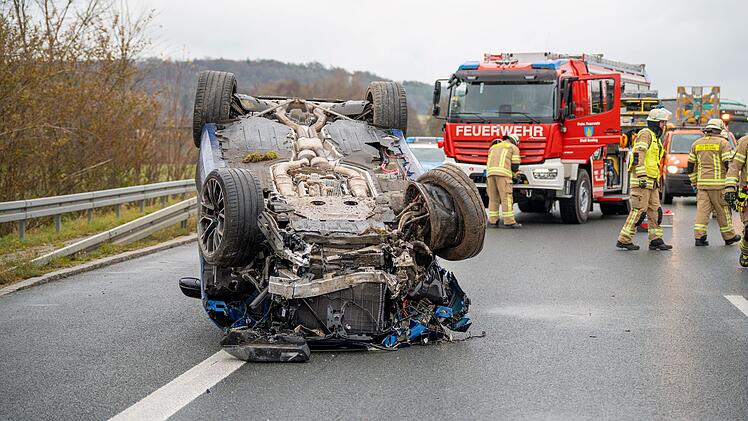 Greding: Unfall auf A9 - Auto landet auf Dach