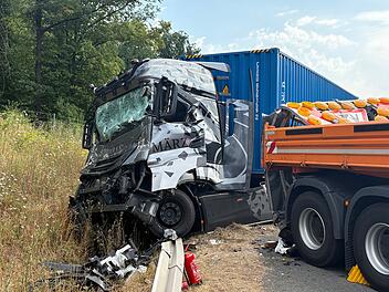 Lastwagen kracht in Warnleitanh&auml;nger auf der A3 bei W&uuml;rzburg