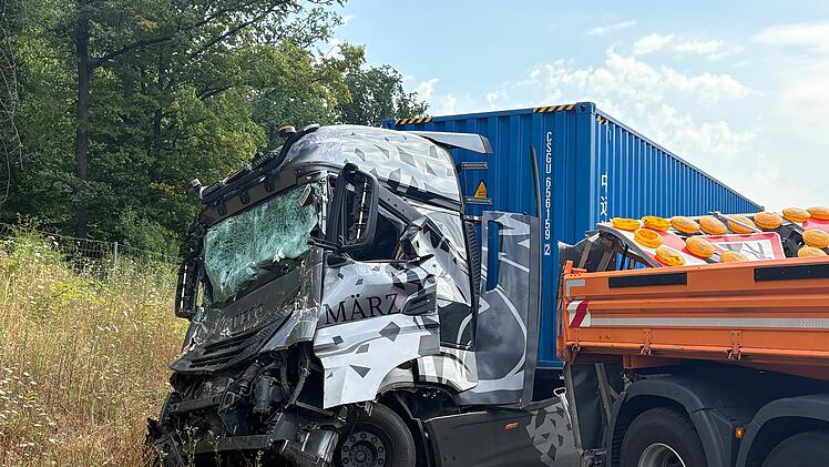 Lastwagen kracht in Warnleitanh&auml;nger auf der A3 bei W&uuml;rzburg