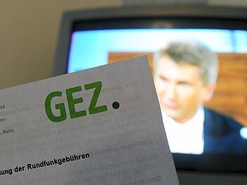 Die GEZ hat ausgedient, jetzt gibt's den "ARD ZDF Deutschlandradio Beitragsservice". Seit Jahresbeginn werden die Radio- und Fernsehgebühren pro Wohnung bezahlt. Foto: Angelika Warmuth/dpa