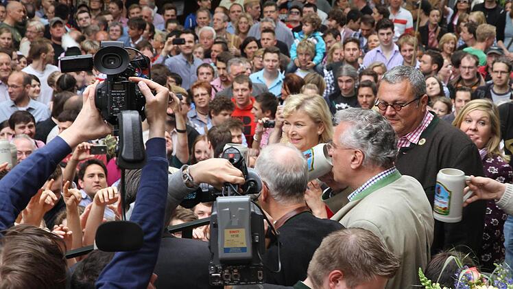 Ehre, wem Ehre gebührt: Innenminister Joachim Herrmann nahm den zweiten Schluck nach dem Bürgermeister Siegfried Balleis. Foto: Michael Busch
