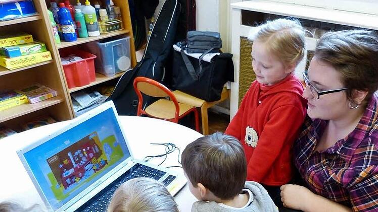Mareike Lindner lernt in der Vorschule mit den Kindern am von ihr mitgebrachten PC.