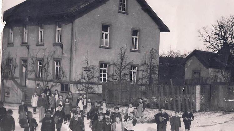 Seit 100 Jahren besteht das Schulgebäude in Schlimpfhof. Für viele birgt es Erinnerungen an ihre Kindheit. Das Interesse am Erhalt und der Renovierung ist groß, wie die Dorfversammlung zeigte. Aus dem markanten Gebäude soll ein Gemeinschaftshaus werden. Foto: Günther Straub/ Archiv