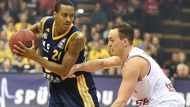 Berlins Alex Renfroe (l) kämpft gegen Bambergs Karsten Tadda um den Ball.