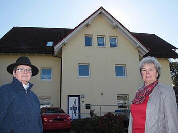 Irmtraud Ackermann (links) und Susanne Schlegel wollen, dass die Menschen mit Behinderung in Wirsberg bleiben. Im Hintergrund ist das Haus zu sehen, in dem eine Gruppe untergebracht ist. Foto: Jürgen Gärtner