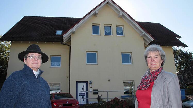 Irmtraud Ackermann (links) und Susanne Schlegel wollen, dass die Menschen mit Behinderung in Wirsberg bleiben. Im Hintergrund ist das Haus zu sehen, in dem eine Gruppe untergebracht ist. Foto: Jürgen Gärtner