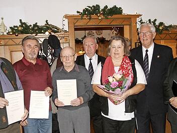 Die geehrten Mitglieder (von links): Richard Schätzlein, Franz Naumann, Albert Naumann, Andreas Ullrich, Manfred Richter, Irene Derra, Lorenz Dümpert, Siegfried Gerhard mit Vorsitzendem Reiner Sauer