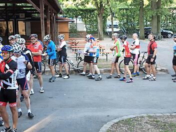 An den Anmeldetischen bildete sich eine lange Schlange. 1100 Menschen wollten an der achten Radtourenfahrt zum 25. Mittelfranken-Cup in Herzogenaurach teilnehmen.