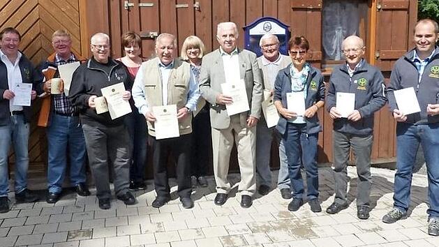 Die geehrten Heimat- und Wanderfreunde (von links): Klaus Gareis (DWV Silber), Klaus Ernst (25 Jahre), Bertram Schuster (25), Maria Schrepfer (40), Arnold Lauterbach (40), Sylvia Held (25), Georg Greim (40), Werner Wasner (40), Irmgard Bauerfeind (DWV Silber), Reinhard Bauerfeind (DWV Silber) sowie Obmann Andr&eacute; H&uuml;mmer (DWV Silber) Foto: Klaus-Peter Wulf