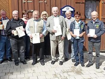 Die geehrten Heimat- und Wanderfreunde (von links): Klaus Gareis (DWV Silber), Klaus Ernst (25 Jahre), Bertram Schuster (25), Maria Schrepfer (40), Arnold Lauterbach (40), Sylvia Held (25), Georg Greim (40), Werner Wasner (40), Irmgard Bauerfeind (DWV Silber), Reinhard Bauerfeind (DWV Silber) sowie Obmann André Hümmer (DWV Silber) Foto: Klaus-Peter Wulf