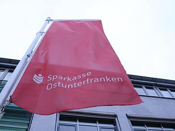 Die Sparkasse Ostunterfranken mit ihrem Hauptsitz in Haßfurt. Dort ist ab Januar 2018 "nur noch" Standort, die Zentrale der neuen "Sparkasse Schweinfurt-Haßberge" wird in Schweinfurt angesiedelt. Foto: Andreas Lösch