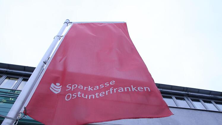 Die Sparkasse Ostunterfranken mit ihrem Hauptsitz in Haßfurt. Dort ist ab Januar 2018 "nur noch" Standort, die Zentrale der neuen "Sparkasse Schweinfurt-Haßberge" wird in Schweinfurt angesiedelt. Foto: Andreas Lösch
