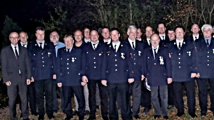 Für 25 und 40 Jahre aktiven Dienst in der Feuerwehr wurden diese Wehrleute von Landrat Wilhelm Schneider (links) und Kreisbrandrat Ralf Dressel (4. von rechts) ausgezeichnet. Mit auf dem Foto (von rechts) Kreisbrandmeisterin Simone Halbig, Kommandant Wolfgang Harnauer und Kreisbrandinspektor Peter Hegemann, sowie (6. von rechts) Bürgermeister Wolfram Thein. Foto: Helmut Will