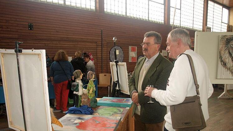 Interesse erweckte der Tisch von Walter Seipp (rechts) Foto: Susanne Deuerling