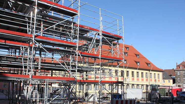 Die Baustelle befindet sich in nächster Nähe zum Lichtenfelser Rathaus (Bildmitte). Popp
