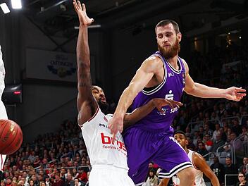 In der Saison 2014/15 spielte Alex Ruoff (rechts) mit den Göttingern gegen Brose Bamberg um Brad Wanamaker (links).  Foto: Archiv