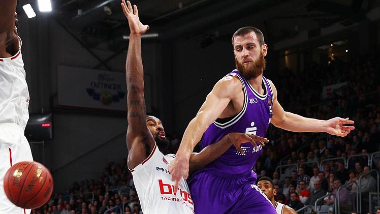 In der Saison 2014/15 spielte Alex Ruoff (rechts) mit den Göttingern gegen Brose Bamberg um Brad Wanamaker (links).  Foto: Archiv