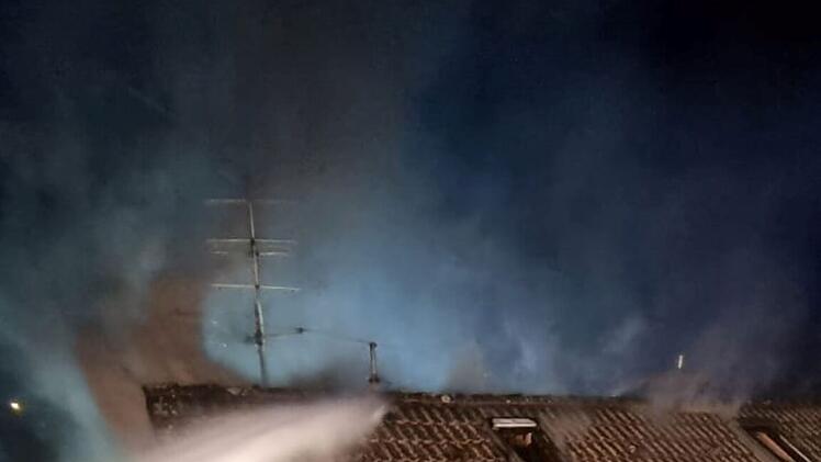 Wiesentheid: Brennender Balkon h&auml;lt Feuerwehr auf Trab - B&uuml;rgermeister kommt Bewohnern zu Hilfe