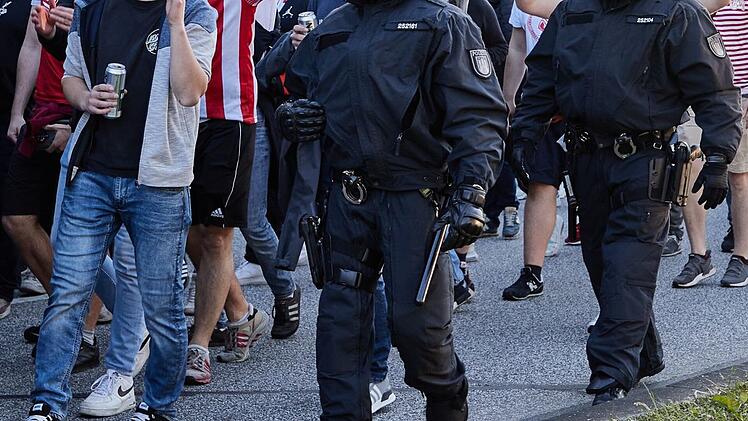 Fußballfans und Polizei