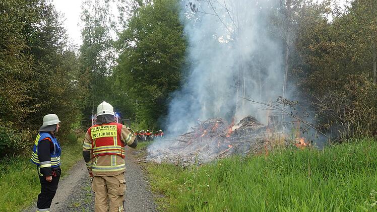 Feuerwehr Ha&szlig;furt: Waldbrand zwischen Buch und W&uuml;lflingen fordert Gro&szlig;aufgebot