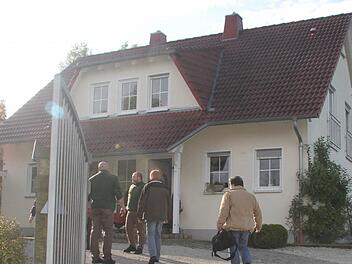 Polizeikräfte aus Kulmbach und Kronach sind von aufmerksamen Nachbarn verständigt worden und suchen das Haus in Kleinvichtach nach Spuren ab.  Fotos: Sonja Adam