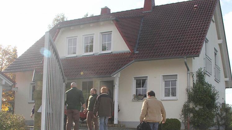 Polizeikräfte aus Kulmbach und Kronach sind von aufmerksamen Nachbarn verständigt worden und suchen das Haus in Kleinvichtach nach Spuren ab.  Fotos: Sonja Adam