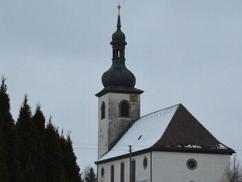 Der Kirchturm in Ermershausen, der heuer 270 Jahre steht, bedarf wieder eine Außensanierung, für die die Gemeinde 20.000 Euro im Haushaltsplan eingestellt hat. Foto: Gerhard Schmidt