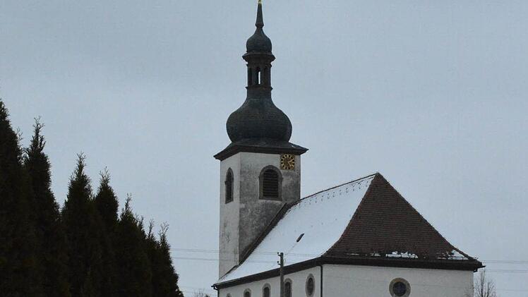 Der Kirchturm in Ermershausen, der heuer 270 Jahre steht, bedarf wieder eine Außensanierung, für die die Gemeinde 20.000 Euro im Haushaltsplan eingestellt hat. Foto: Gerhard Schmidt