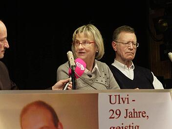 Gudrun Rödel, Betreuerin von Ulvi Kulac und Sprecherin der Unterstützergruppe für den 36-Jährigen, initiierte eine Diskussion mit "Justizopfern". Auf dem Podium saßen neben Gustl Mollath auch Moderator Philipp Spiegel (links) und Manfred Riebe ("NürnbergWiki",rechts). Foto: Jochen Nützel