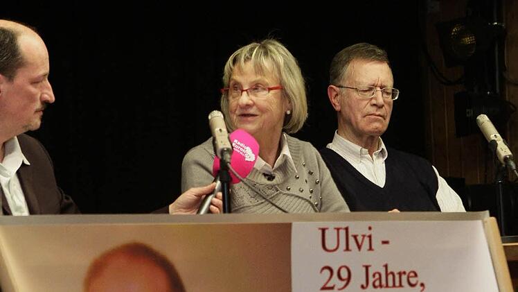 Gudrun Rödel, Betreuerin von Ulvi Kulac und Sprecherin der Unterstützergruppe für den 36-Jährigen, initiierte eine Diskussion mit "Justizopfern". Auf dem Podium saßen neben Gustl Mollath auch Moderator Philipp Spiegel (links) und Manfred Riebe ("NürnbergWiki",rechts). Foto: Jochen Nützel