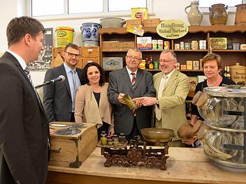 So war es früher, vor 150 Jahren: Seniorchef Wolfgang Mahlmeister erläutert seinen Gästen und der Familie , wie einst alles begann. Auf unserem Foto (von links) MdL Sandro Kirchner, Thilo und Manuela Mahlmeister, Seniorchef Wolfgang Mahlmeister, Bürgermeister Waldemar Bug und Seniorchefin Marianne Mahlmeister. Foto: Peter Rauch