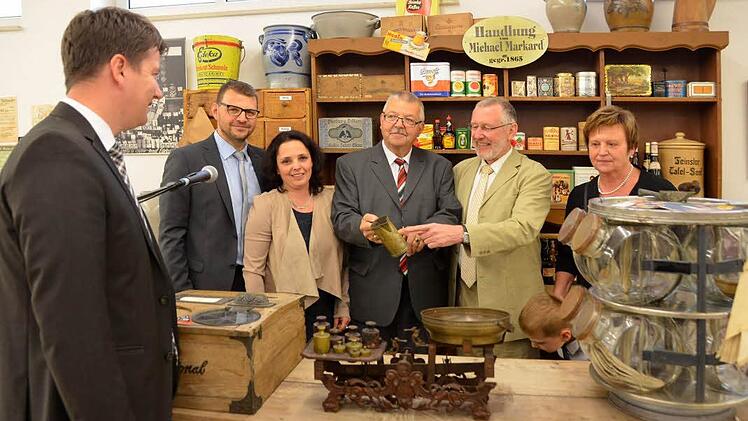So war es früher, vor 150 Jahren: Seniorchef Wolfgang Mahlmeister erläutert seinen Gästen und der Familie , wie einst alles begann. Auf unserem Foto (von links) MdL Sandro Kirchner, Thilo und Manuela Mahlmeister, Seniorchef Wolfgang Mahlmeister, Bürgermeister Waldemar Bug und Seniorchefin Marianne Mahlmeister. Foto: Peter Rauch