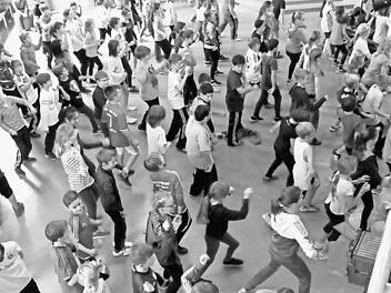 Am Ende des Tages übten die Schüler zusammen einen Flashmob ein, der den Tag bei ausgelassenem Tanzen gut ausklingen ließ. Foto: privat