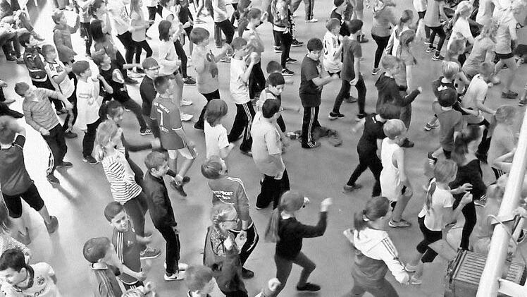 Am Ende des Tages übten die Schüler zusammen einen Flashmob ein, der den Tag bei ausgelassenem Tanzen gut ausklingen ließ. Foto: privat