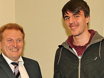 Timo Reinhart (TSV Münnerstadt) wurde in seiner Altersklasse U18 bayerischer Meister im Leichtathletik-Fünfkampf und dafür von Bürgermeister Matthias Klement geehrt. Foto: Dieter Britz