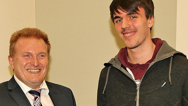 Timo Reinhart (TSV Münnerstadt) wurde in seiner Altersklasse U18 bayerischer Meister im Leichtathletik-Fünfkampf und dafür von Bürgermeister Matthias Klement geehrt. Foto: Dieter Britz