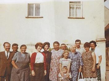 Dieses Bild (links) aus dem Jahr 1963 war der einzige Beweis bei der Suche nach den Familienwurzeln; es war in Lußberg aufgenommen.