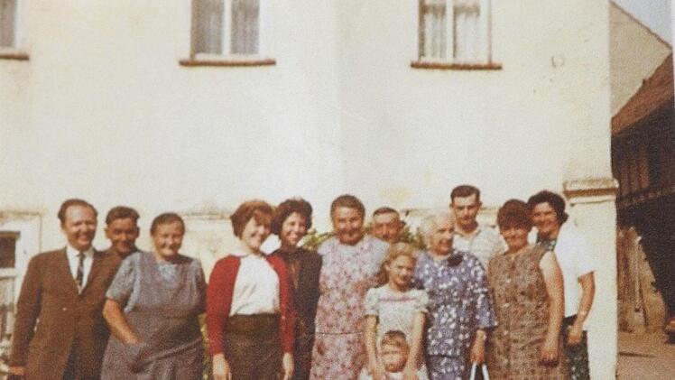 Dieses Bild (links) aus dem Jahr 1963 war der einzige Beweis bei der Suche nach den Familienwurzeln; es war in Lußberg aufgenommen.