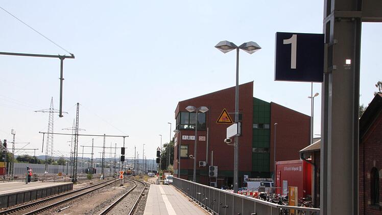 Ab sofort hat das Forchheimer Stellwerk keine Bedeutung mehr für den Zugverkehr. Allerdings bleibt das Gebäude erhalten und dient künftig als Lehr-Stellwerk.