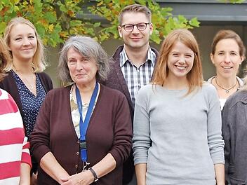 Bereits gut eingelebt haben sich die neuen Lehrkräfte (von links) Doris Beck, Lisa Kapp, Sibylle Zimmermann, Thomas Retznizek, Laura Rubin und Sonja Hanna. Mit ihnen freut sich Rektorin Ulrike Freifrau von und zu der Tann. Foto: Manfred Mellenthin