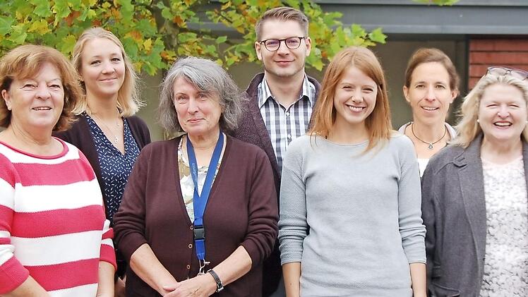 Bereits gut eingelebt haben sich die neuen Lehrkräfte (von links) Doris Beck, Lisa Kapp, Sibylle Zimmermann, Thomas Retznizek, Laura Rubin und Sonja Hanna. Mit ihnen freut sich Rektorin Ulrike Freifrau von und zu der Tann. Foto: Manfred Mellenthin