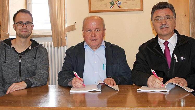 Breitbandpate Mathias Stretz, B&uuml;rgermeister Karl-Heinz Kandler und Projektleiter Klaus Markert von der Telekom (von links) unterzeichneten die Vertr&auml;ge des dritten Verfahrens f&uuml;r den Breitbandausbau in der Gemeinde Kirchlauter. Foto: G&uuml;nther Geiling
